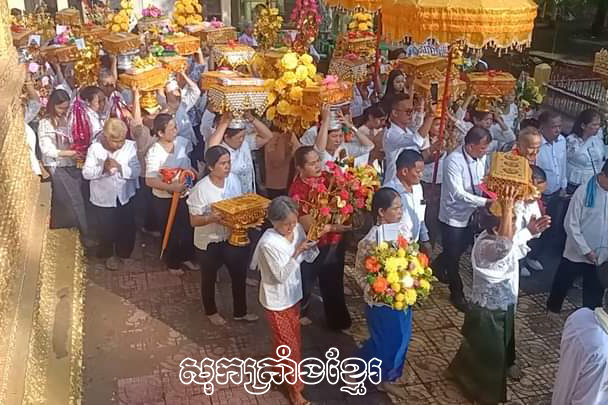 ពុទ្ធ​បរិស័ទ​ដង្ហែ​អង្គកថិននិង​អង្គផ្កា​ប្រទក្សិណ​មុន​ពេល​ប្រ​គេន​ព្រះ​ភិក្ខុ​នៅ​ក្នុង​ព្រះ​វិហារ