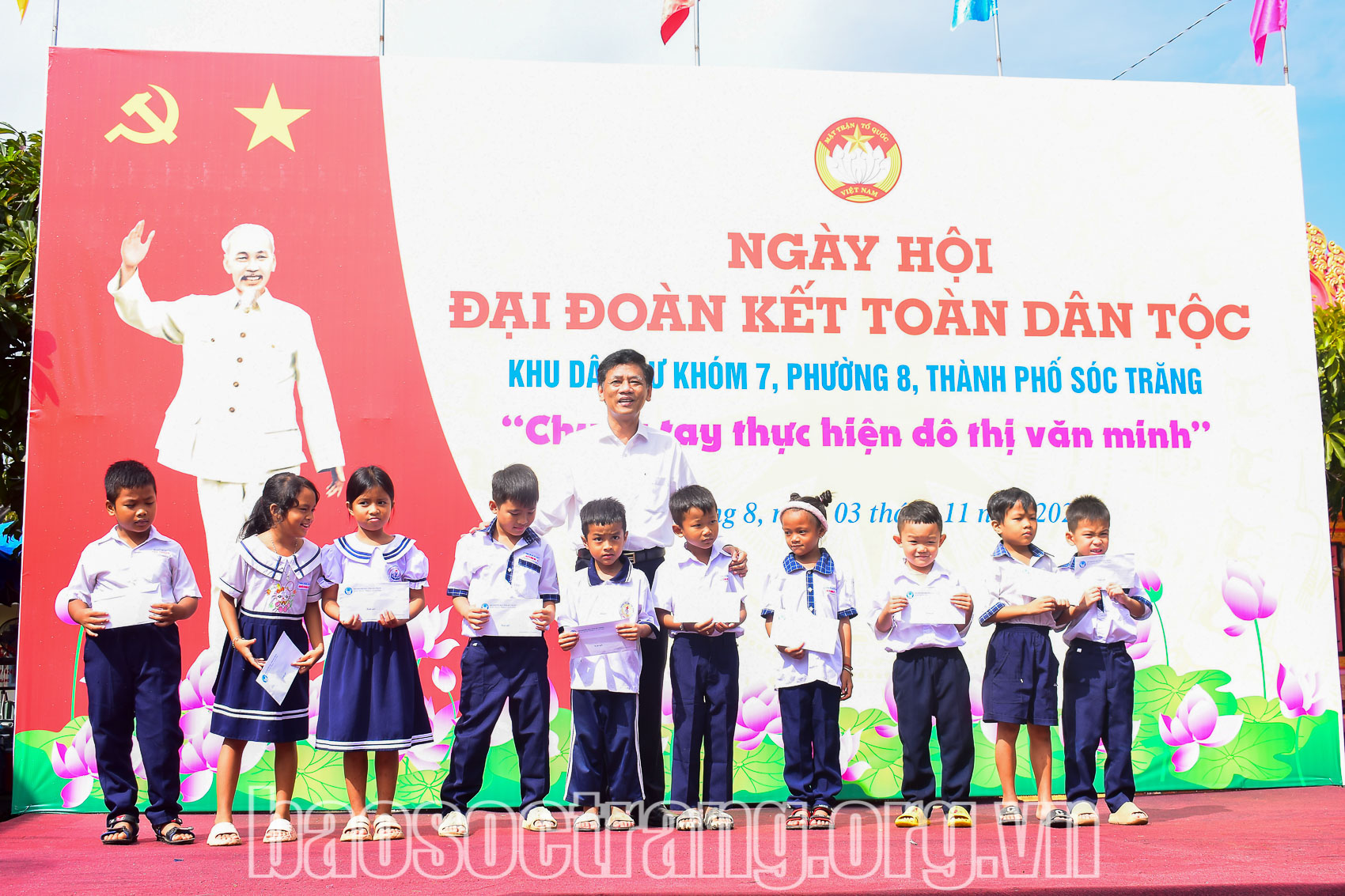 Bí thư Tỉnh ủy Lâm Văn Mẫn trao học bổng cho các em học sinh vượt khó, hiếu học. Ảnh: HUỲNH NHƯ