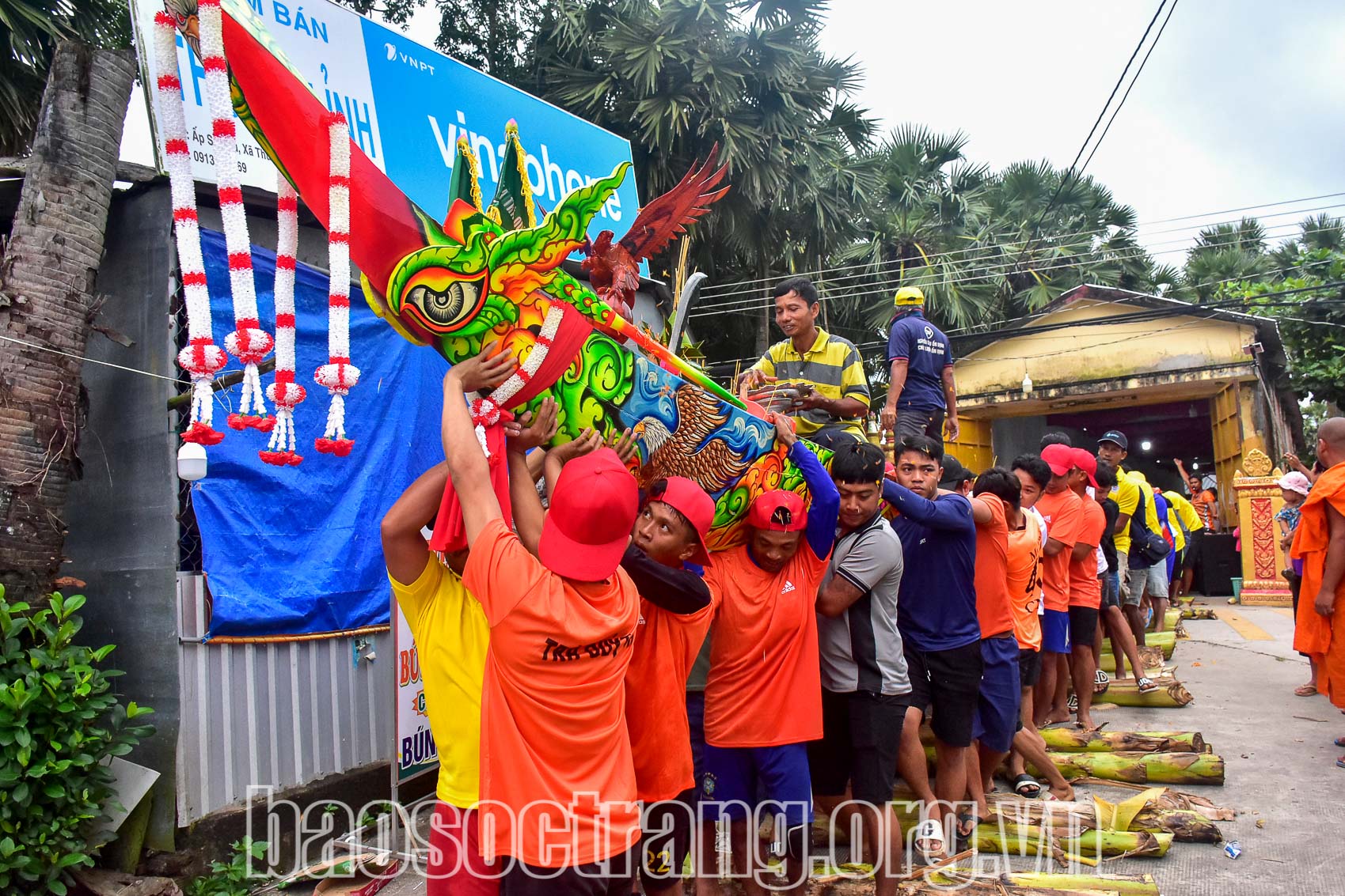 Sau khi làm nghi lễ hạ thủy, lực lượng vận động viên đội ghe ngo chùa Ta Kúch Chắs, xã Thuận Hòa, huyện Châu Thành (Sóc Trăng) hợp sức nhấc bổng chiếc ghe xuống nước đến nơi tập luyện. Ảnh: THẠCH PÍCH