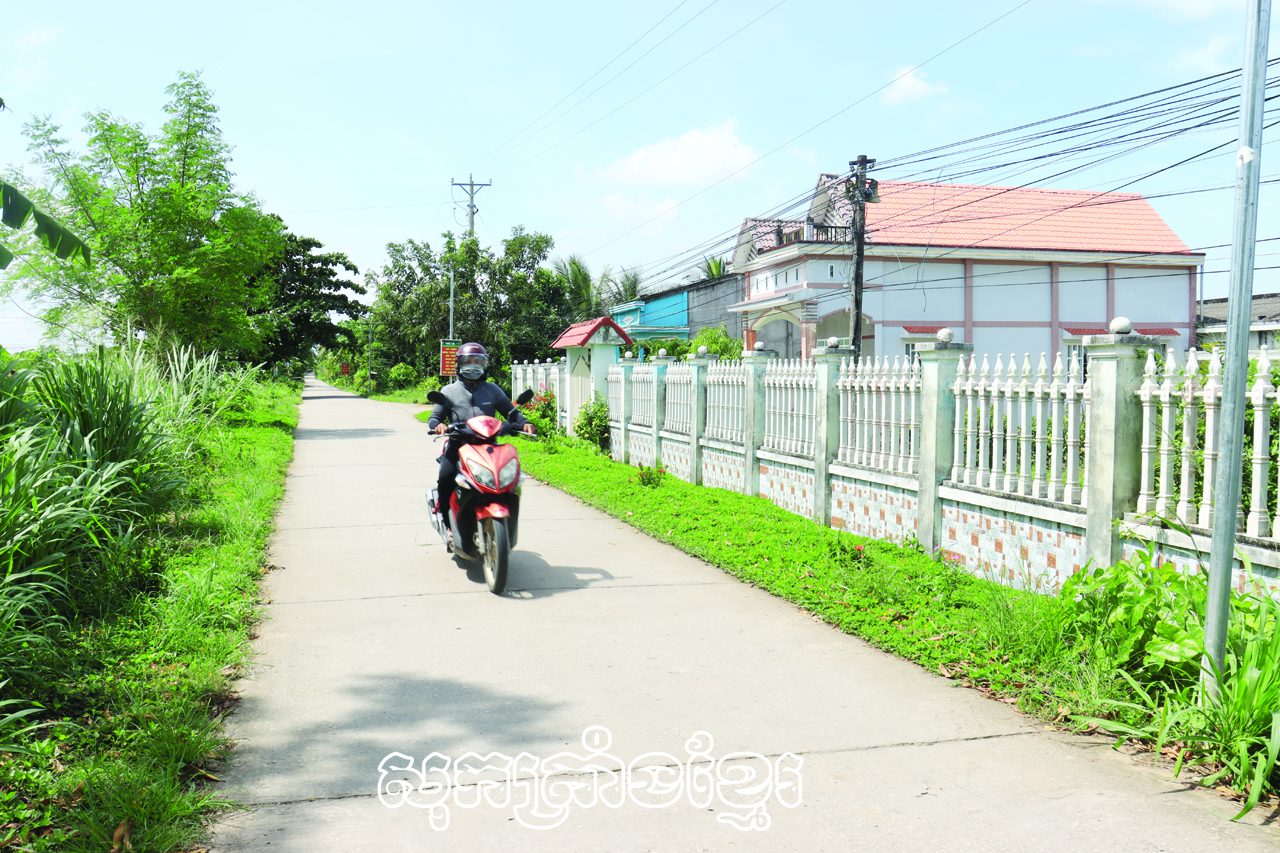 ដងផ្លូវជនបទនៅភូមិបឹងកក់ ឃុំភូមី ស្រុកមីទូ(សុកត្រាំង) ដោយមានការគប់វាល់របស់ប្រជាជន