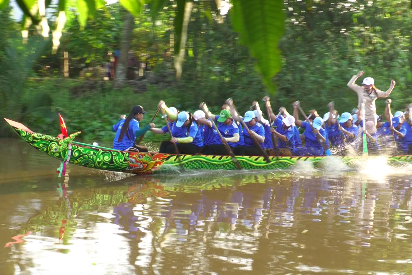[Media] Những “bóng hồng” cháy hết mình với môn đua ghe ngo