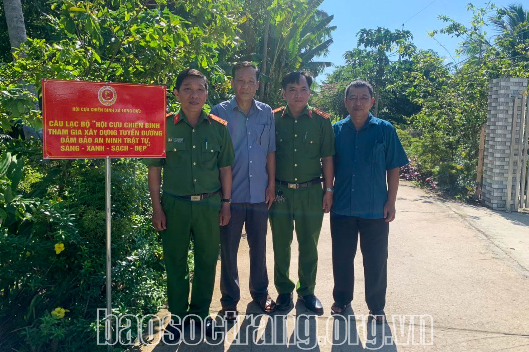 Ông Thạch Thanh Tâm - Phó Chủ tịch Hội CCB huyện Long Phú (Sóc Trăng) (bìa phải) là người luôn nhiệt huyết với công việc. Ảnh: KIM NGỌC