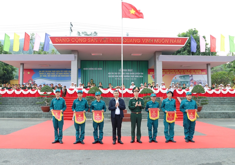 Thủ trưởng Bộ quốc phòng và lãnh đạo UBND TP. Đà Nẵng trao cờ lưu niệm cho các lực lượng tham gia.