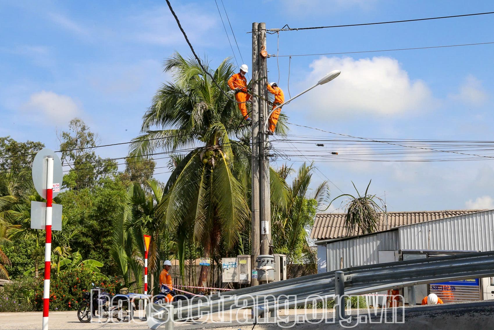 Công ty Điện lực Sóc Trăng kiểm tra, bảo trì bảo dưỡng lưới điện đảm bảo cấp điện an toàn, liên tục và ổn định phục vụ xuyên suốt quá trình Lễ hội. Ảnh: PHƯƠNG ANH