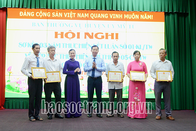 Tuyên dương 5 tập thể và 10 cá nhân tiêu biểu trong học tập và làm theo tư tưởng, đạo đức, phong cách Hồ Chí Minh