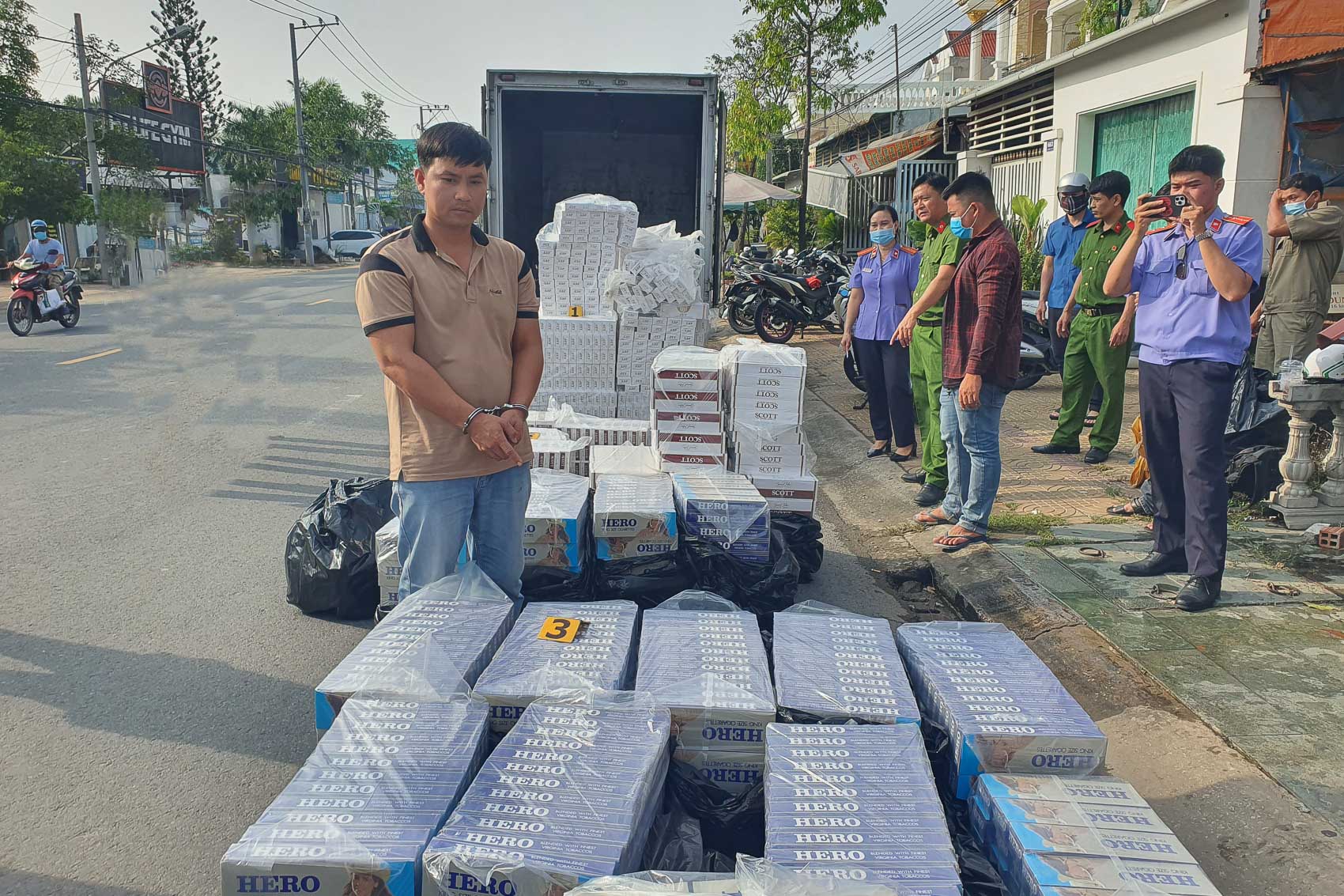 Bắt quả tang đối tượng vận chuyển 25.000 bao thuốc lá điếu nhập lậu