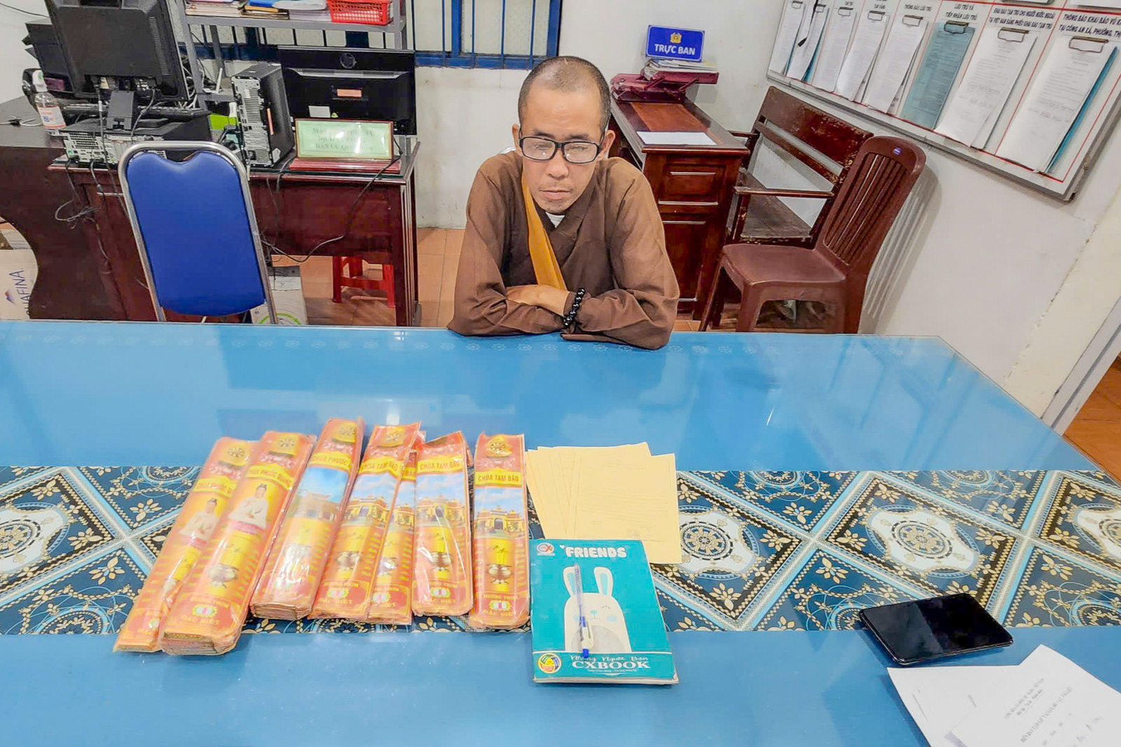 Công an làm việc với đối tượng mặc áo tu sĩ Phật giáo đi bán nhang và kêu gọi quyên góp từ thiện