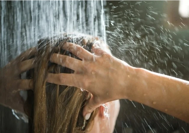 Không chỉ đột quỵ, thói quen tắm khuya còn gây loạt hệ lụy nguy hiểm này