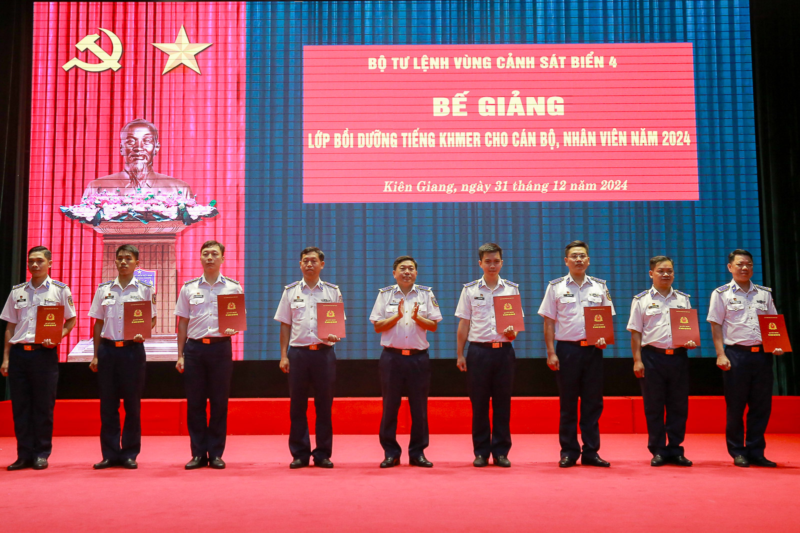 Đại tá Trần Nguyên Lai - Phó Tư lệnh, Tham mưu trưởng, Trưởng Ban Chỉ đạo thực hiện Đề án trao giấy chứng nhận cho các học viên.