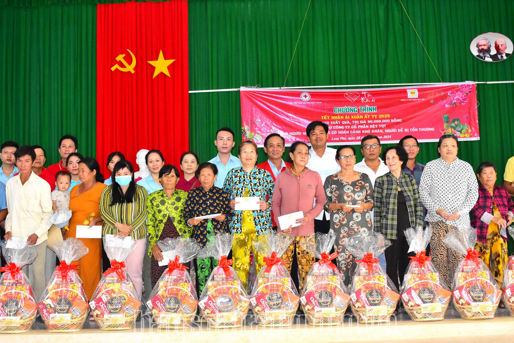 Hội Chữ thập đỏ tỉnh: Tặng 150 phần quà và bàn giao nhà chữ thập đỏ cho ngư dân nghèo