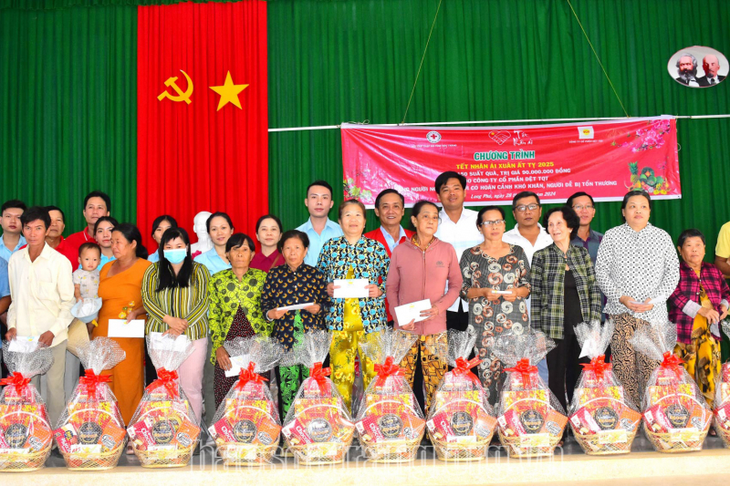 Tặng 150 phần quà và bàn giao nhà chữ thập đỏ cho ngư dân nghèo