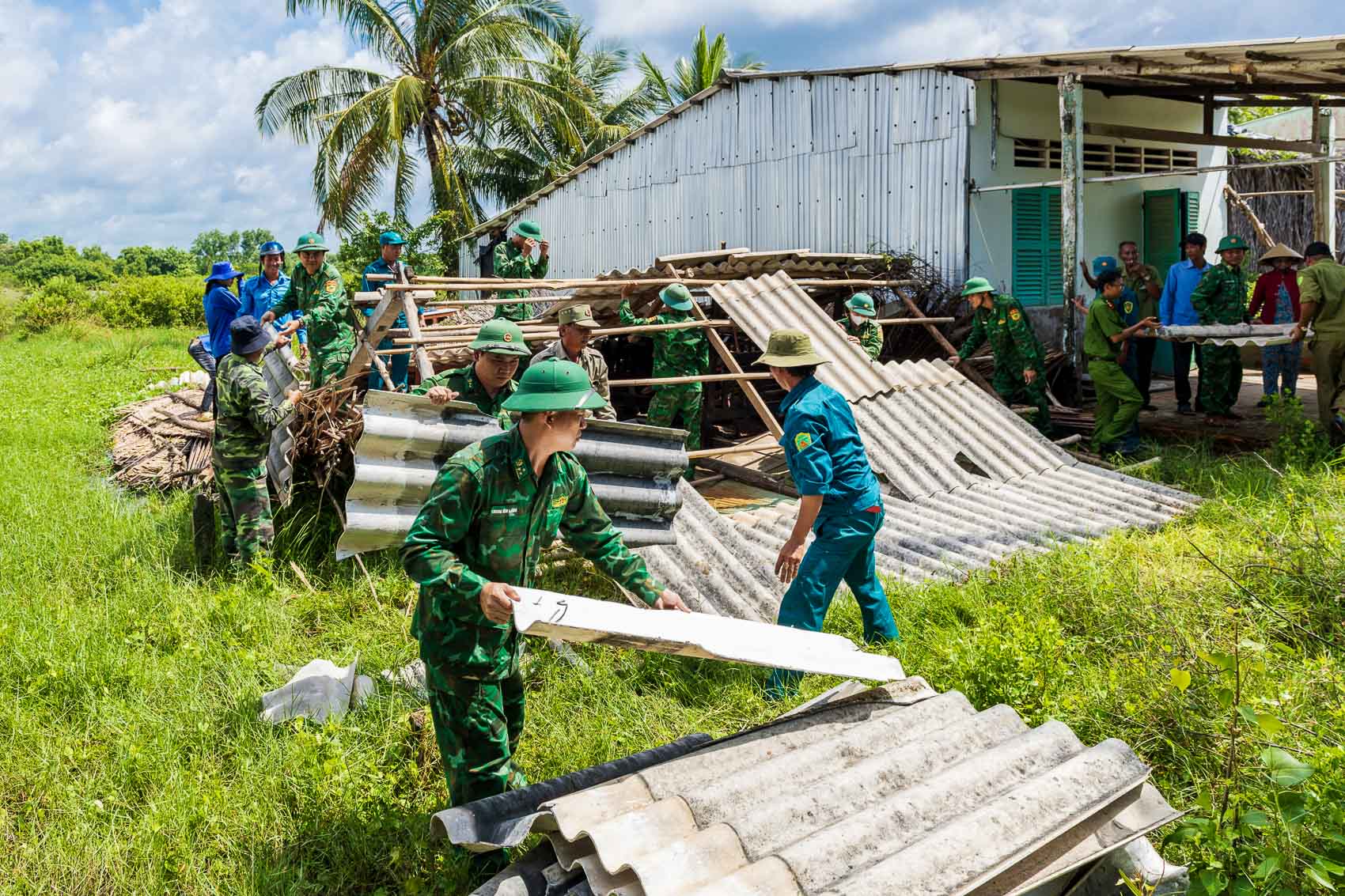 Cán bộ, chiến sĩ lực lượng vũ trang tỉnh Sóc Trăng giúp dân khắc phục thiên tai.