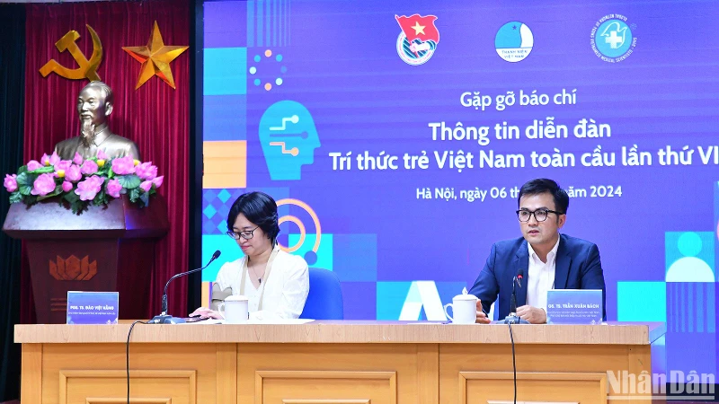 Giáo sư, Tiến sĩ Trần Xuân Bách, Phó Chủ tịch Hội Liên hiệp Thanh niên Việt Nam, Phó Chủ tịch Hội Thầy thuốc trẻ Việt Nam, Tổng Thư ký Mạng lưới Trí thức trẻ Việt Nam toàn cầu thông tin về diễn đàn.