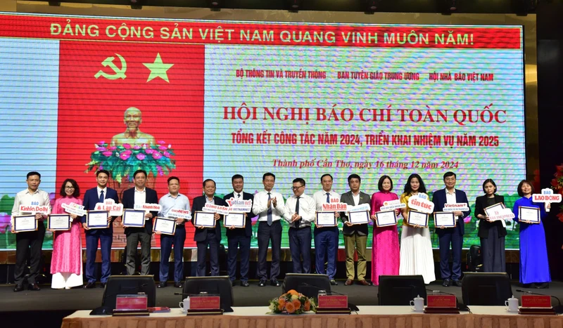 Đồng chí Lê Quốc Minh, Ủy viên Trung ương Đảng, Tổng Biên tập Báo Nhân Dân, Phó Trưởng Ban Tuyên giáo Trung ương, Chủ tịch Hội Nhà báo Việt Nam và đồng chí Nguyễn Mạnh Hùng, Ủy viên Trung ương Đảng, Phó Trưởng Ban Tuyên giáo Trung ương, Bộ trưởng Thông tin và Truyền thông trao chứng nhận cho các đơn vị đạt mức Xuất sắc chuyển đối số báo chí 2024, trong khuôn khổ Hội nghị Báo chí toàn quốc 2024 tại TP Cần Thơ ngày 16/12.