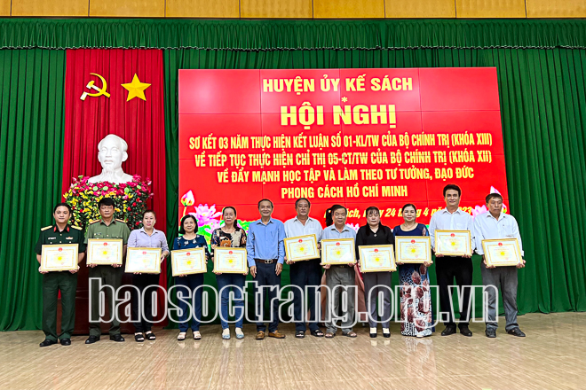 Khen thưởng 31 tập thể, cá nhân tiêu biểu học tập và làm theo Bác