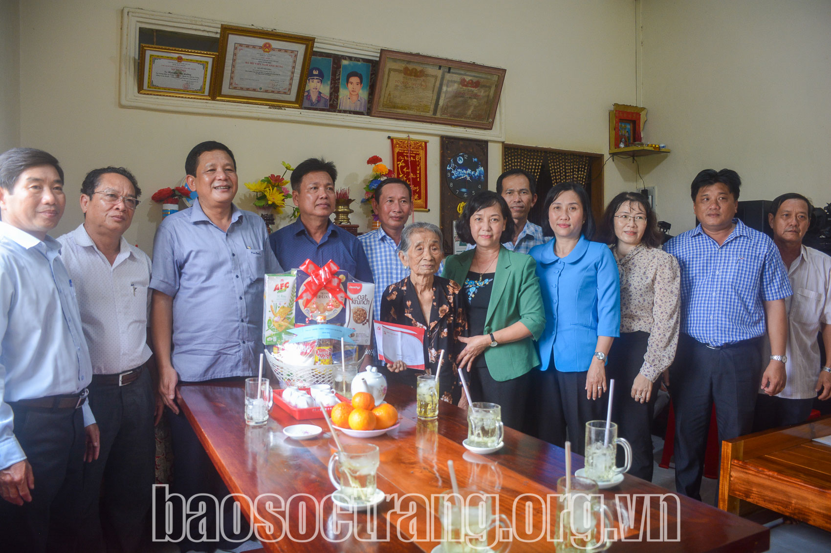 Đoàn cán bộ tỉnh thăm, tặng quà gia đình chính sách tại huyện Thạnh Trị