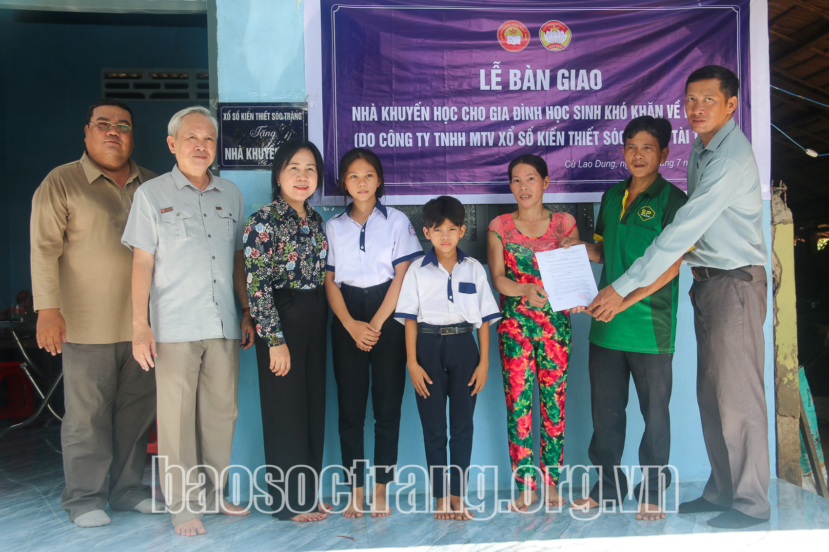 Bàn giao 2 căn nhà khuyến học tại xã An Thạnh Đông