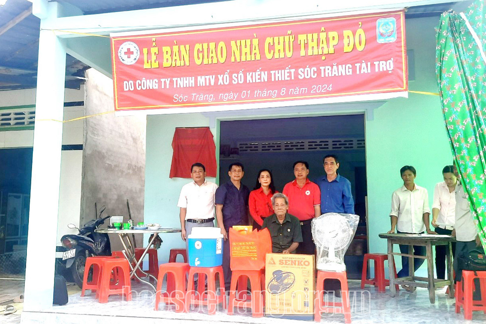 Bàn giao nhà chữ thập đỏ cho hộ có hoàn cảnh khó khăn ở thị xã Ngã Năm và huyện Châu Thành