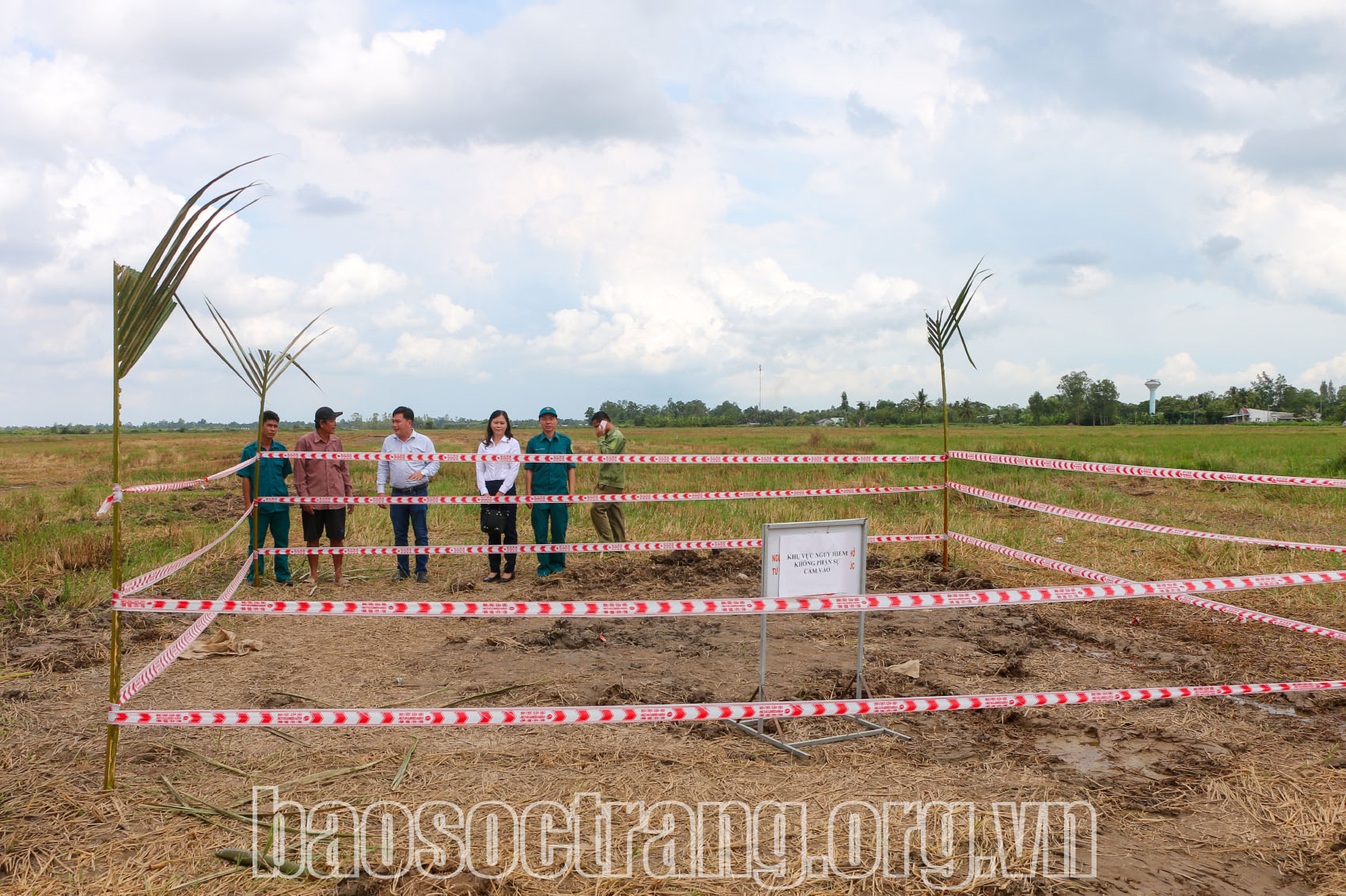 Hiện tượng hố đất dưới ruộng có sủi bọt khí, bốc khí có thể là do khí metan