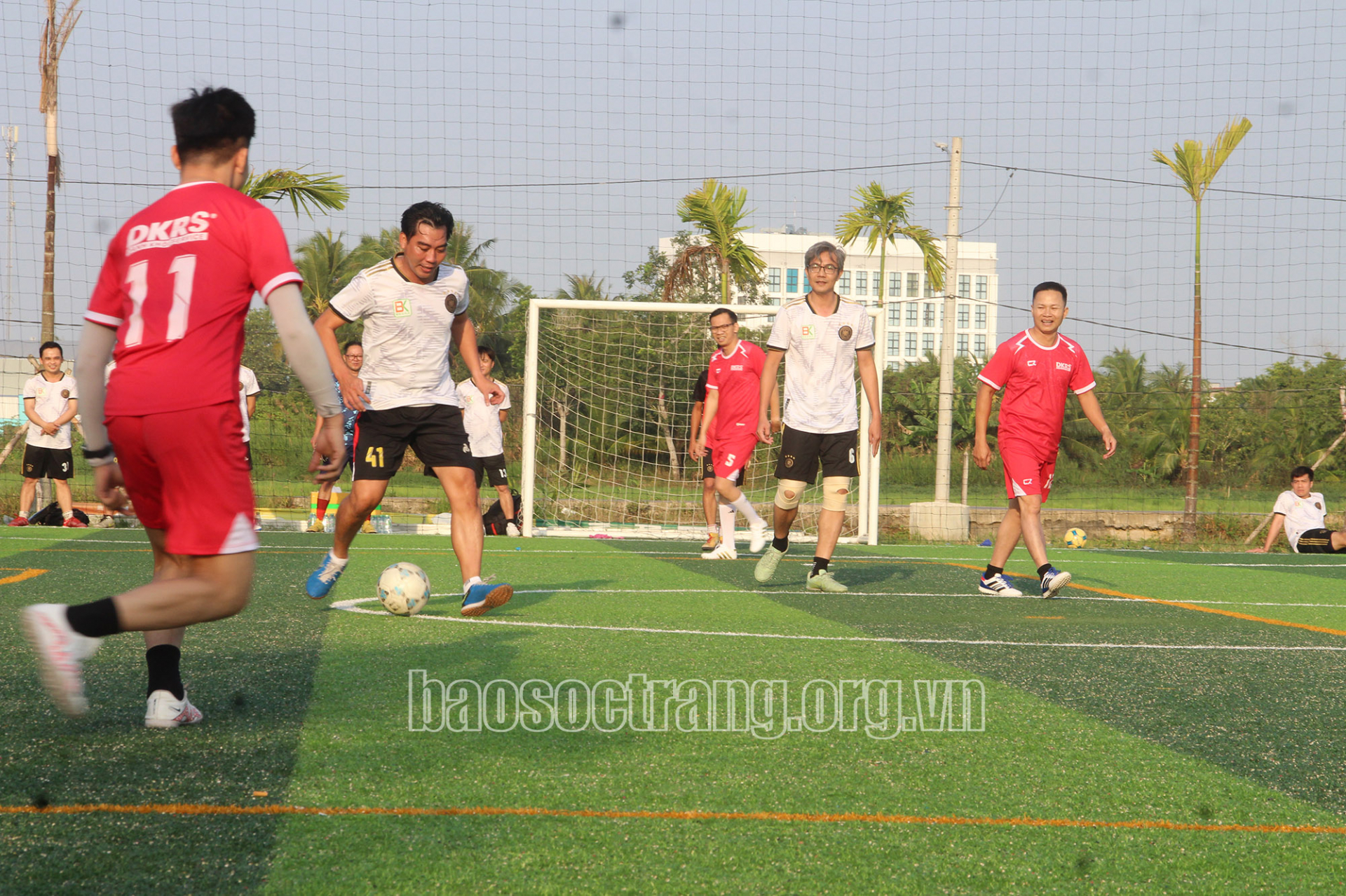 Giao hữu bóng đá mini chào mừng kỷ niệm 94 năm Ngày thành lập Đảng Cộng sản Việt Nam