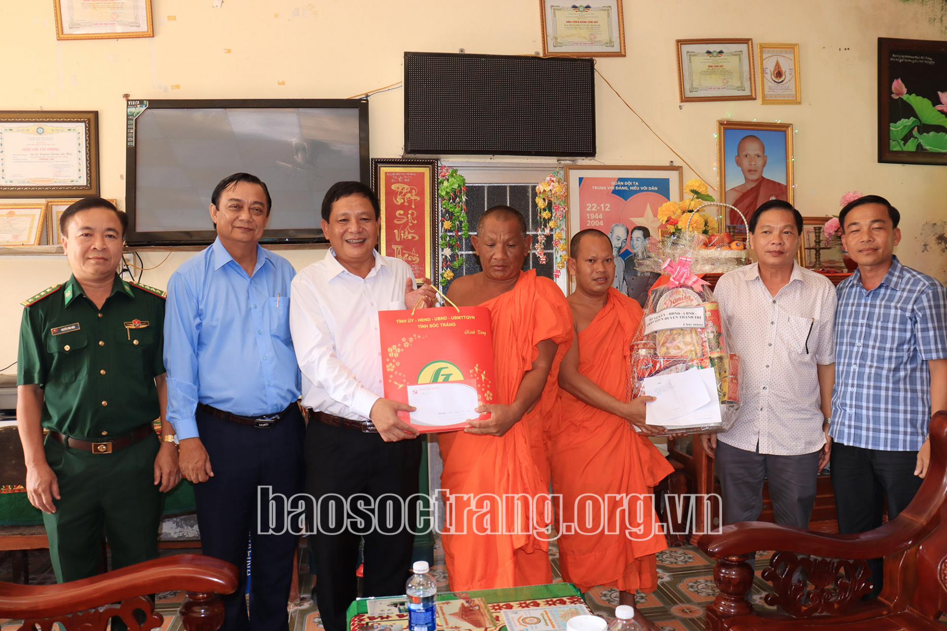 Thăm, chúc mừng lễ Sene ĐôlTa cán bộ hưu trí và chùa Phật giáo Nam tông Khmer tại huyện Thạnh Trị