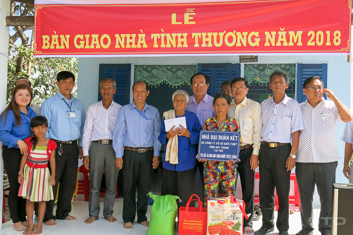 Công ty TNHH MTV Xổ số kiến thiết Sóc Trăng trao 2 căn nhà đại đoàn kết cho hộ nghèo