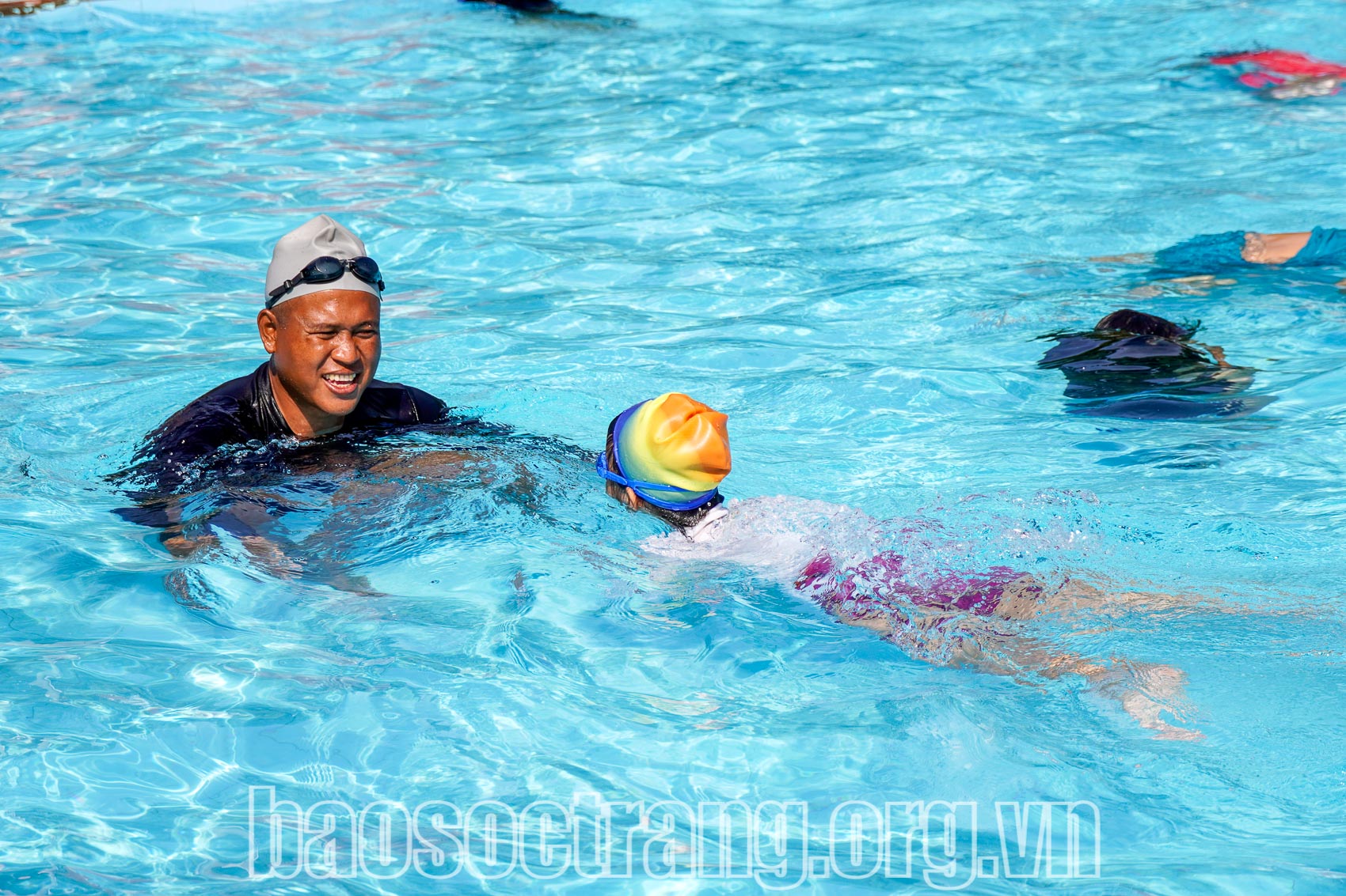 Con biết bơi - cha mẹ an tâm