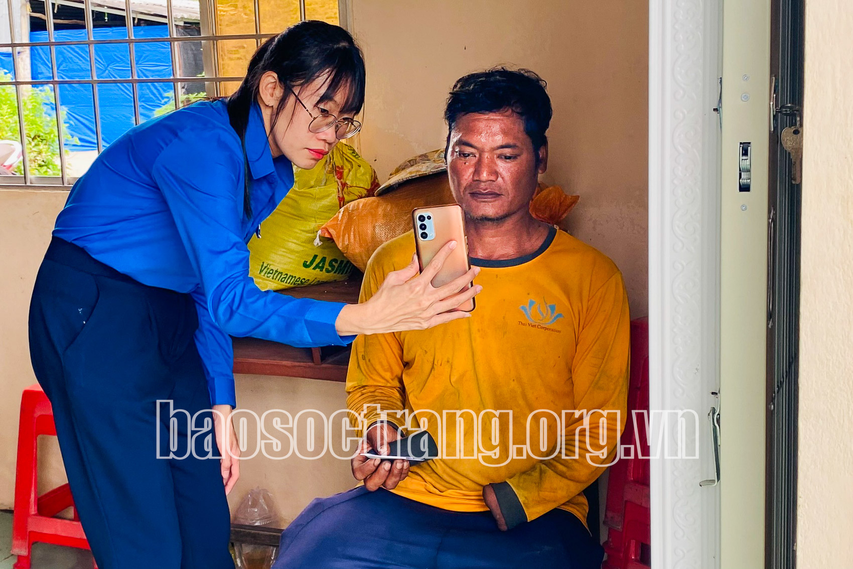 Đoàn viên, thanh niên tích cực hỗ trợ người dân đăng ký định danh điện tử