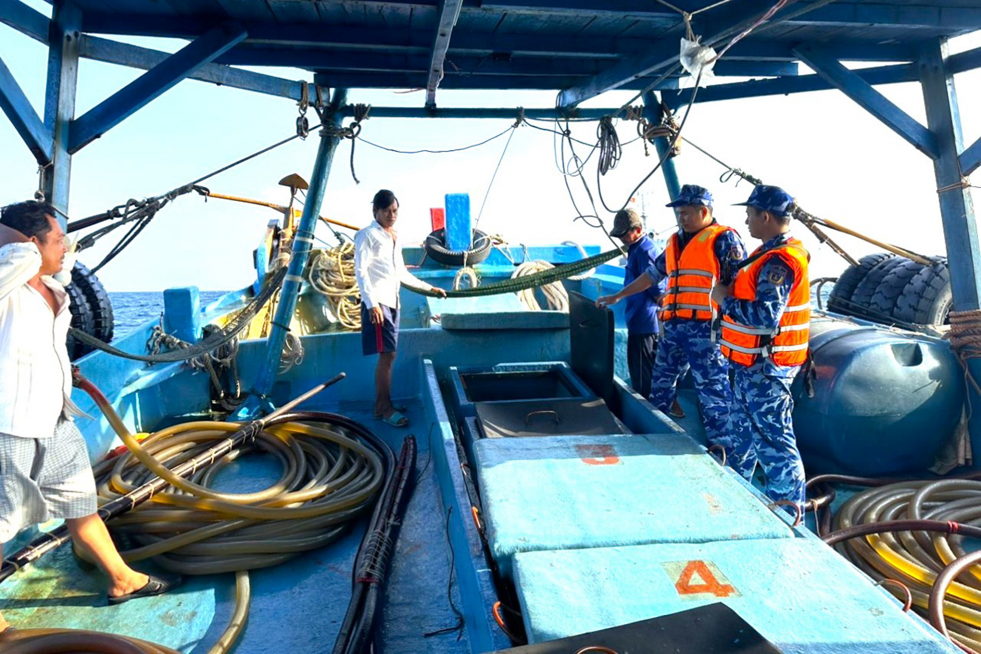 Bắt giữ tàu vận chuyển dầu DO trái phép