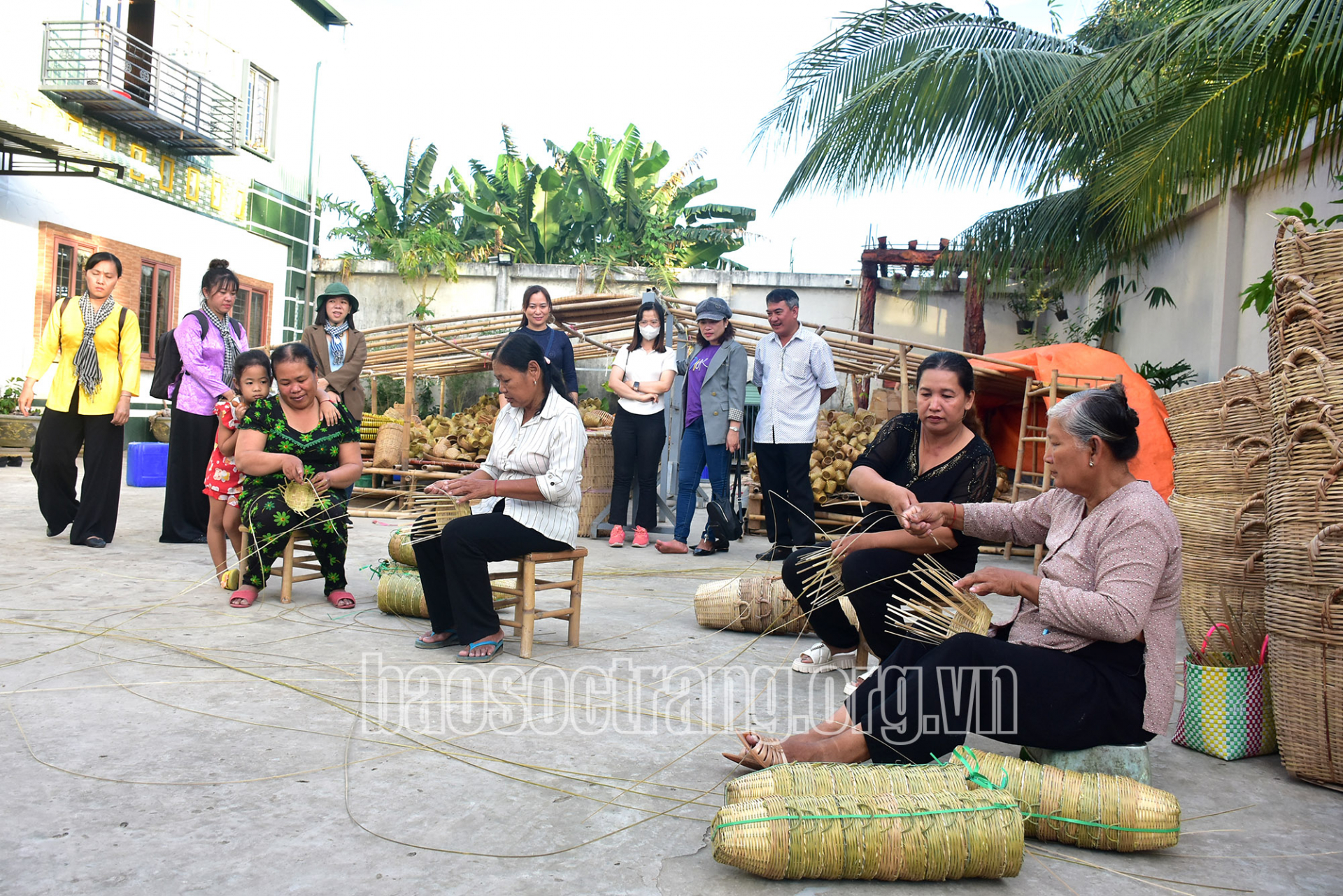 Tổ chức đoàn tham quan các điểm du lịch trên địa bàn huyện Châu Thành và Kế Sách