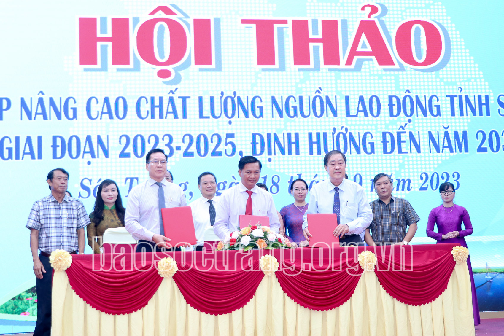 Cái “bắt tay” mở ra nhiều cơ hội