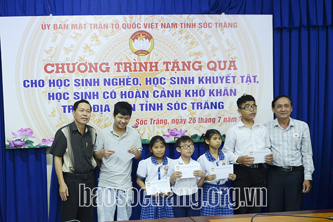 Trao 20 suất quà cho học sinh nghèo, học sinh khuyết tật, học sinh có hoàn cảnh khó khăn