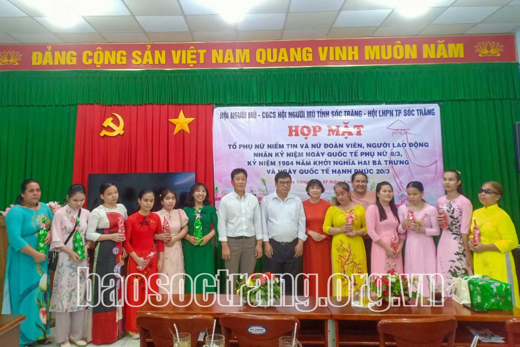 Họp mặt, tặng quà cho nữ cán bộ, hội viên Tổ Phụ nữ niềm tin của Hội người mù