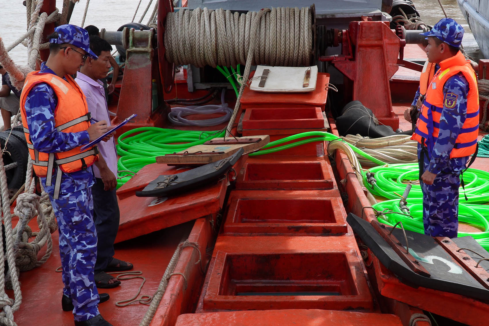 Bắt giữ tàu vận chuyển số lượng lớn dầu DO trái phép