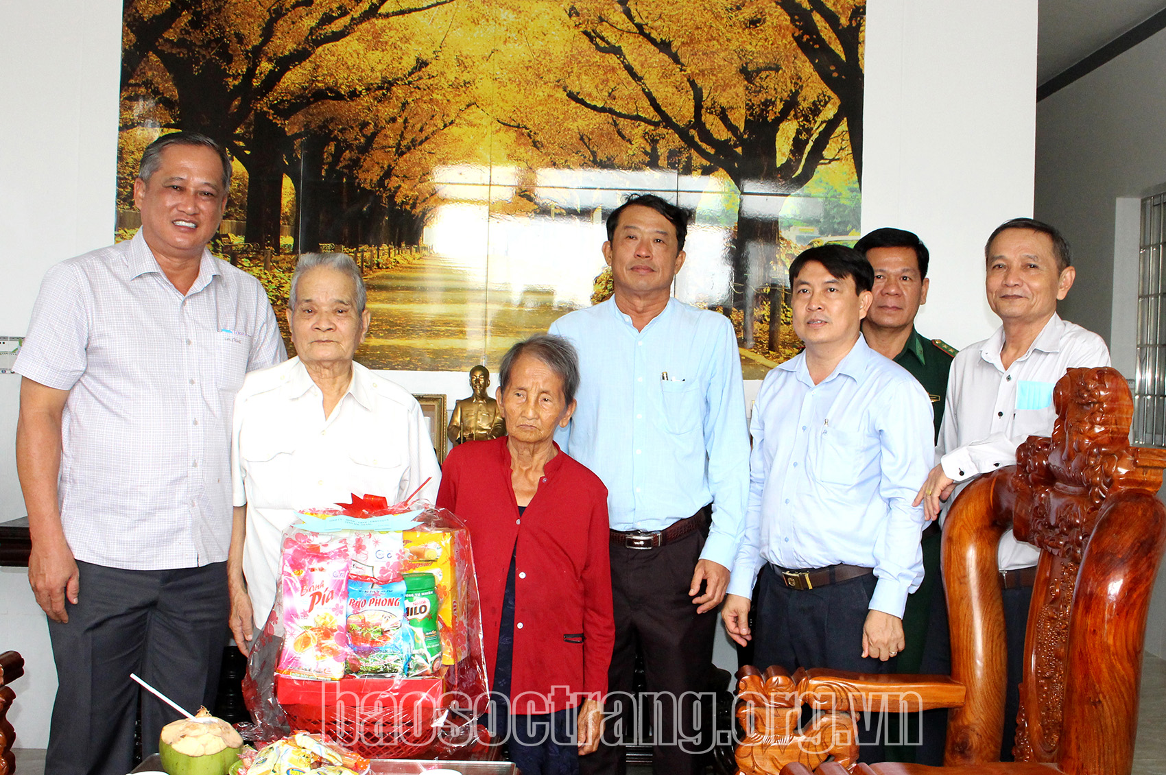 Thăm và tặng quà gia đình chính sách trên địa bàn huyện Cù Lao Dung
