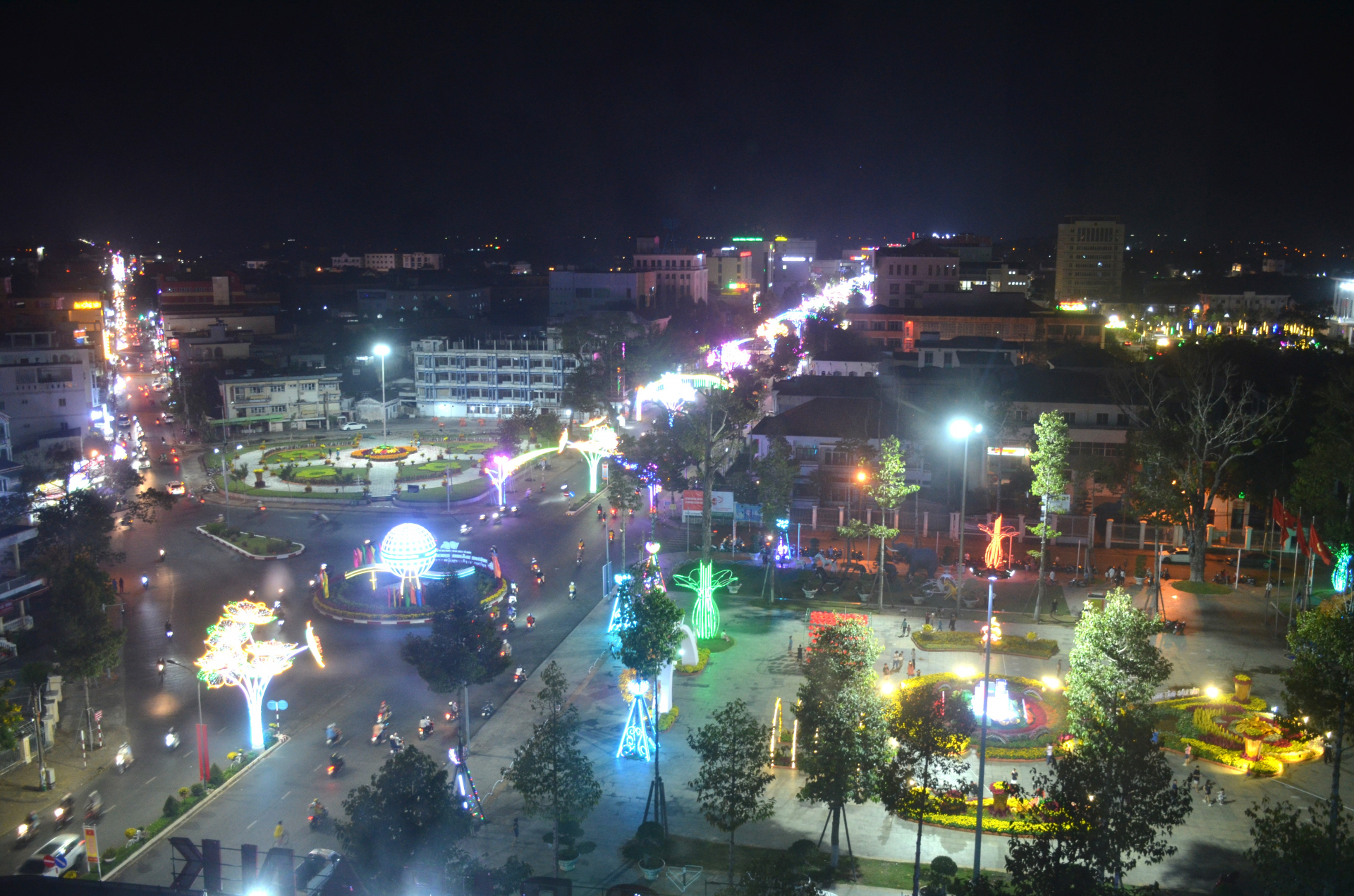 [Media] - “Mãn nhãn” với tuyến đèn hoa nghệ thuật của thành phố Sóc Trăng