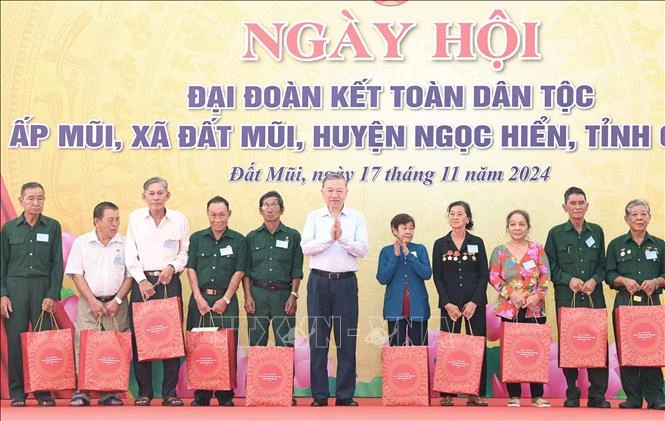 Tổng B&iacute; thư T&ocirc; L&acirc;m dự Ng&agrave;y hội Đại đo&agrave;n kết to&agrave;n d&acirc;n tộc tại C&agrave; Mau ảnh 3