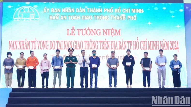 Th&agrave;nh phố Hồ Ch&iacute; Minh tưởng niệm c&aacute;c nạn nh&acirc;n tai nạn giao th&ocirc;ng năm 2024 ảnh 2