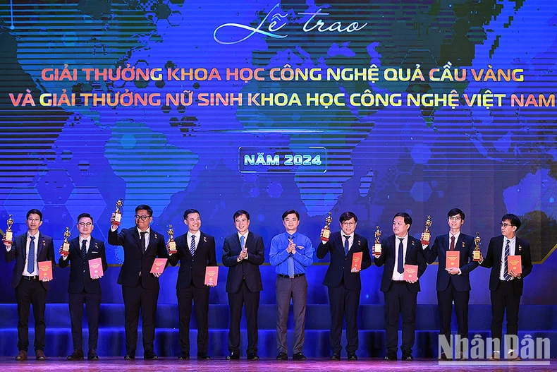 Tuyên dương các nhà khoa học trẻ và nữ sinh khoa học công nghệ tiêu biểu