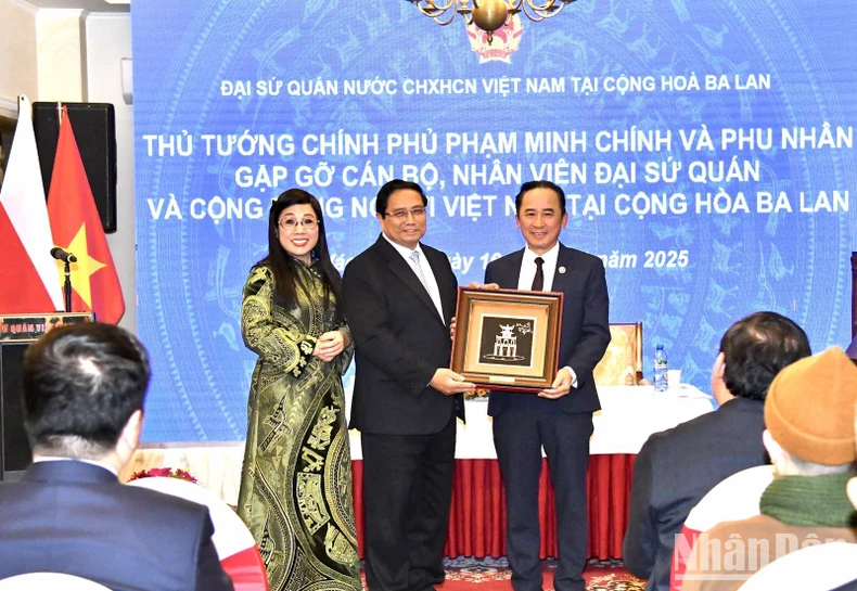 Thủ tướng Phạm Minh Ch&iacute;nh v&agrave; Phu nh&acirc;n gặp gỡ cộng đồng người Việt Nam tại CH Ba Lan ảnh 6