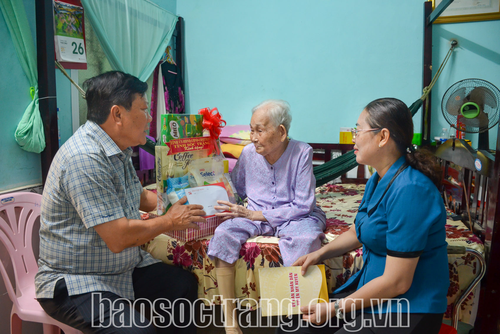 Thăm, tặng quà các Bà mẹ Việt Nam anh hùng và gia đình chính sách huyện Mỹ Xuyên