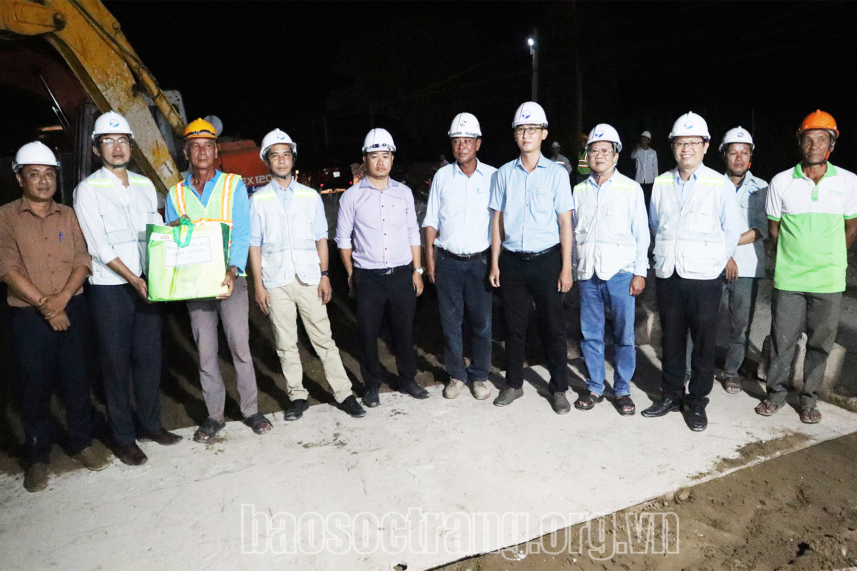 Thăm, tặng quà đơn vị đang thi công Dự án thành phần 4