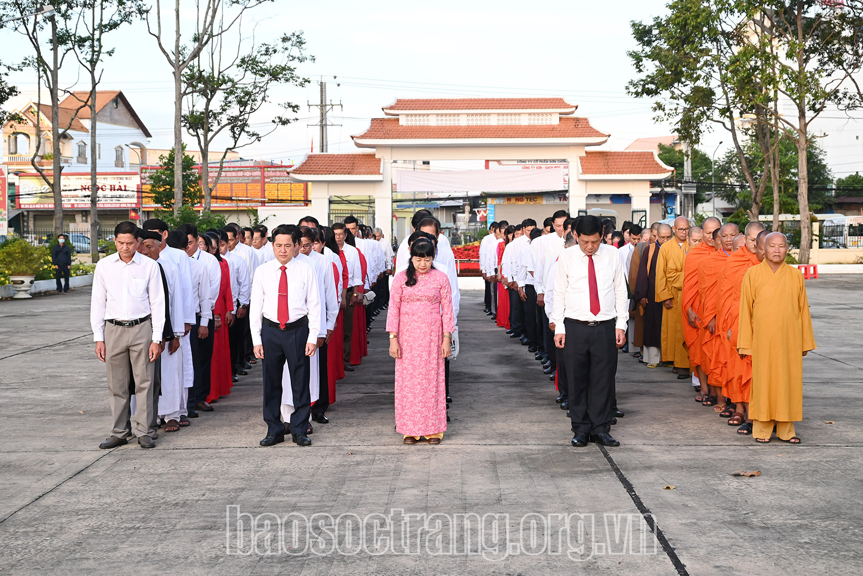 Đoàn đại biểu tham dự Đại hội Mặt trận Tổ quốc Việt Nam tỉnh Sóc Trăng lần thứ X viếng Nghĩa trang liệt sĩ tỉnh