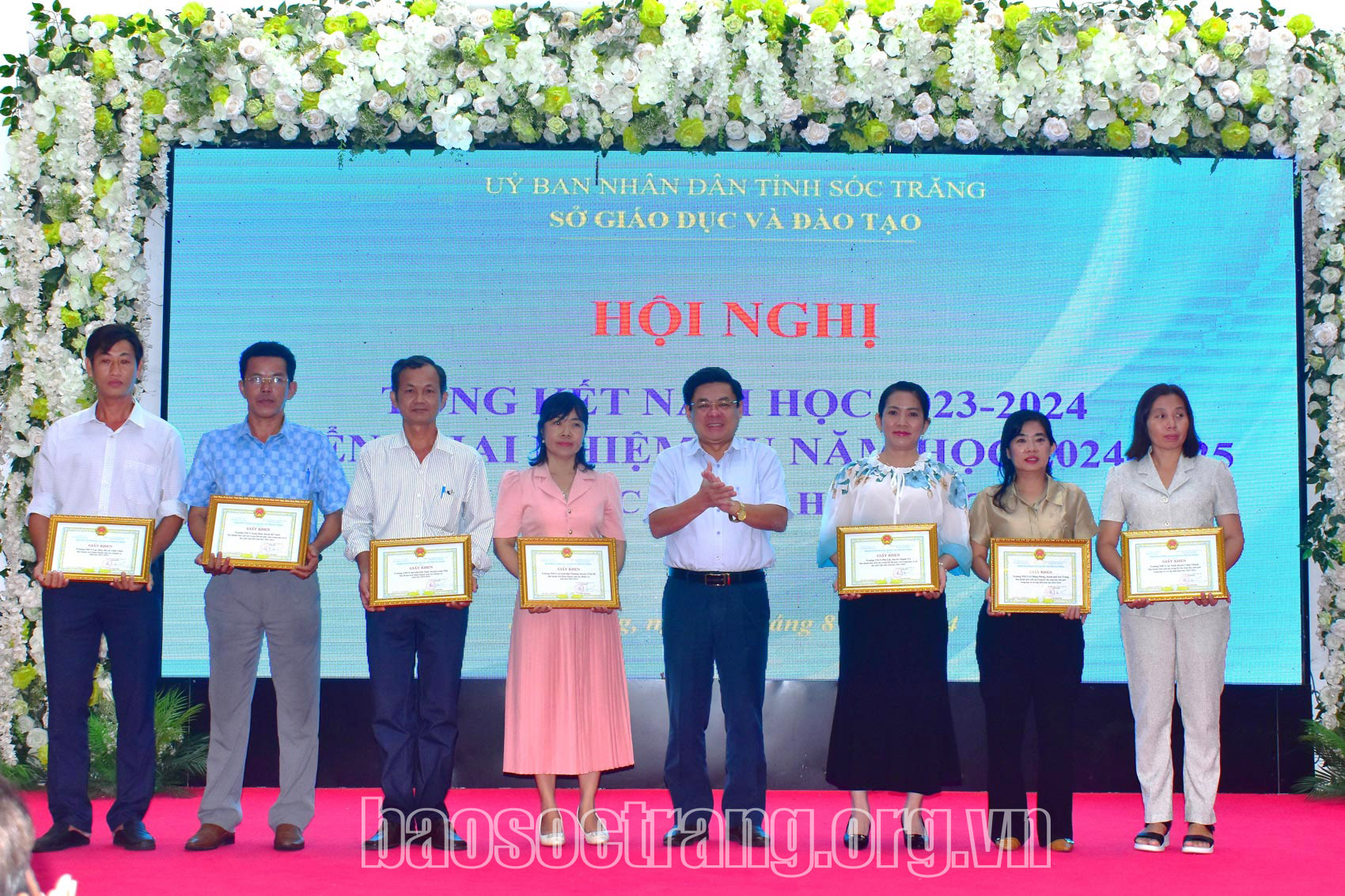 Tặng giấy khen cho 7 tập thể hoàn thành xuất sắc nhiệm vụ năm học 2023 - 2024