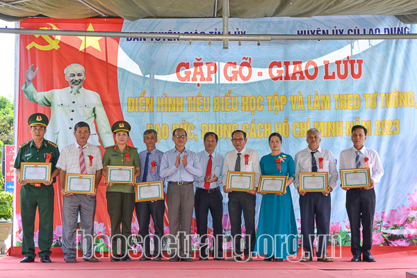 Khen thưởng 8 tập thể và 16 cá nhân tiêu biểu học tập và làm theo Bác