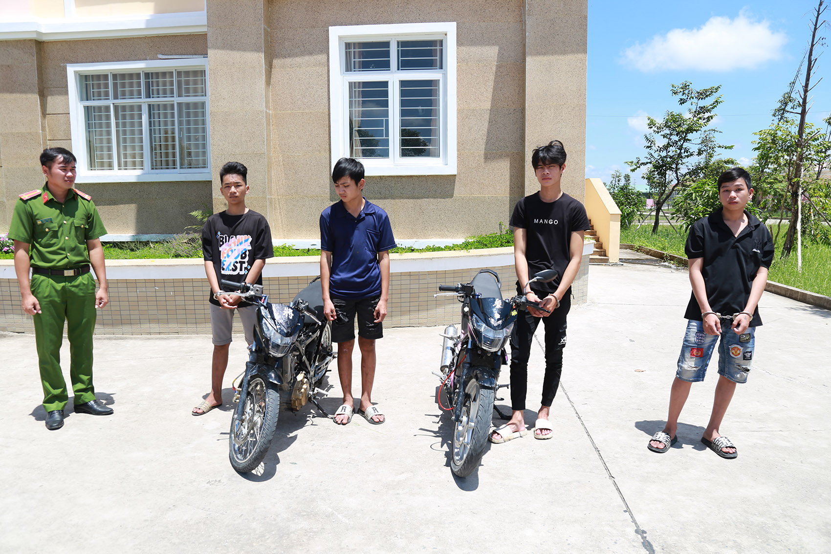 Bắt giữ 4 đối tượng cướp tài sản