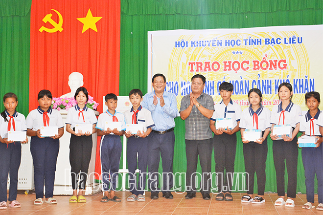 Trao 100 suất học bổng cho các em học sinh có hoàn cảnh khó khăn