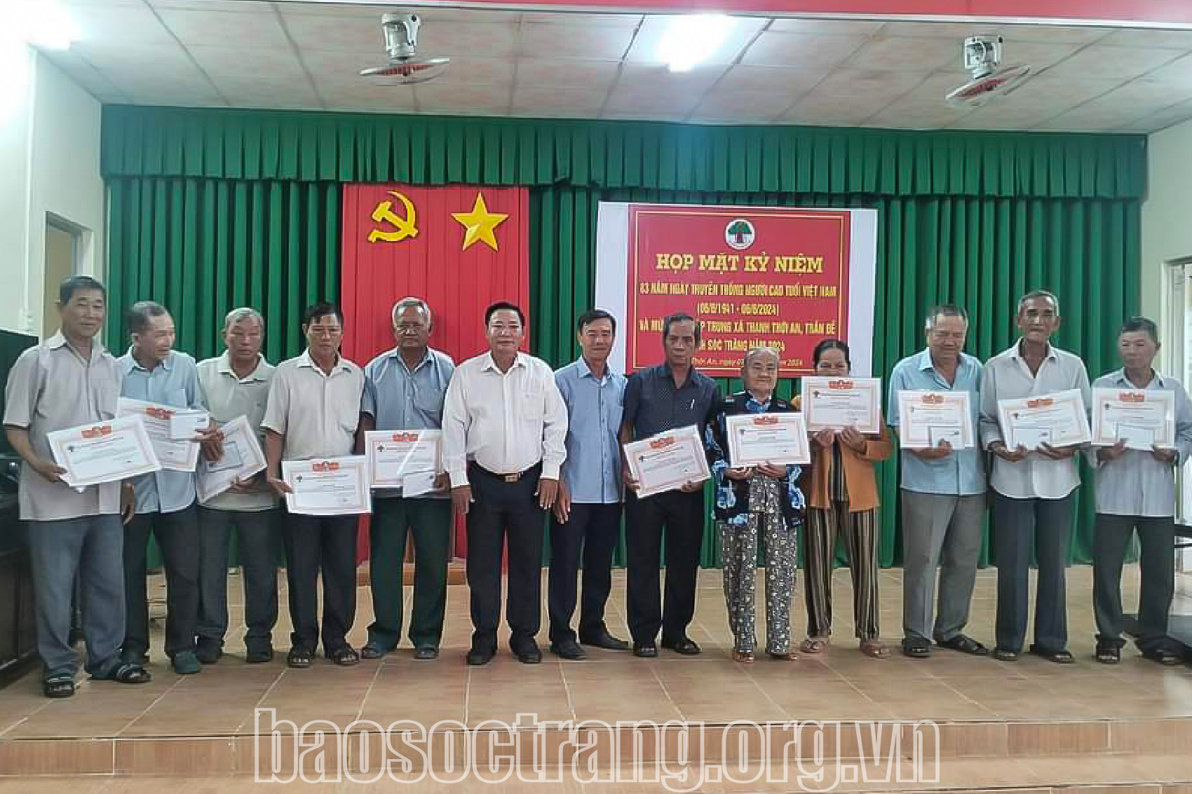 Gần 2.000 người cao tuổi được tổ chức mừng thọ