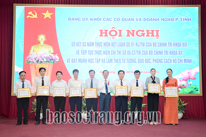 Khen thưởng 11 tập thể, 65 cá nhân trong học tập và làm theo tư tưởng, đạo đức, phong cách Hồ Chí Minh