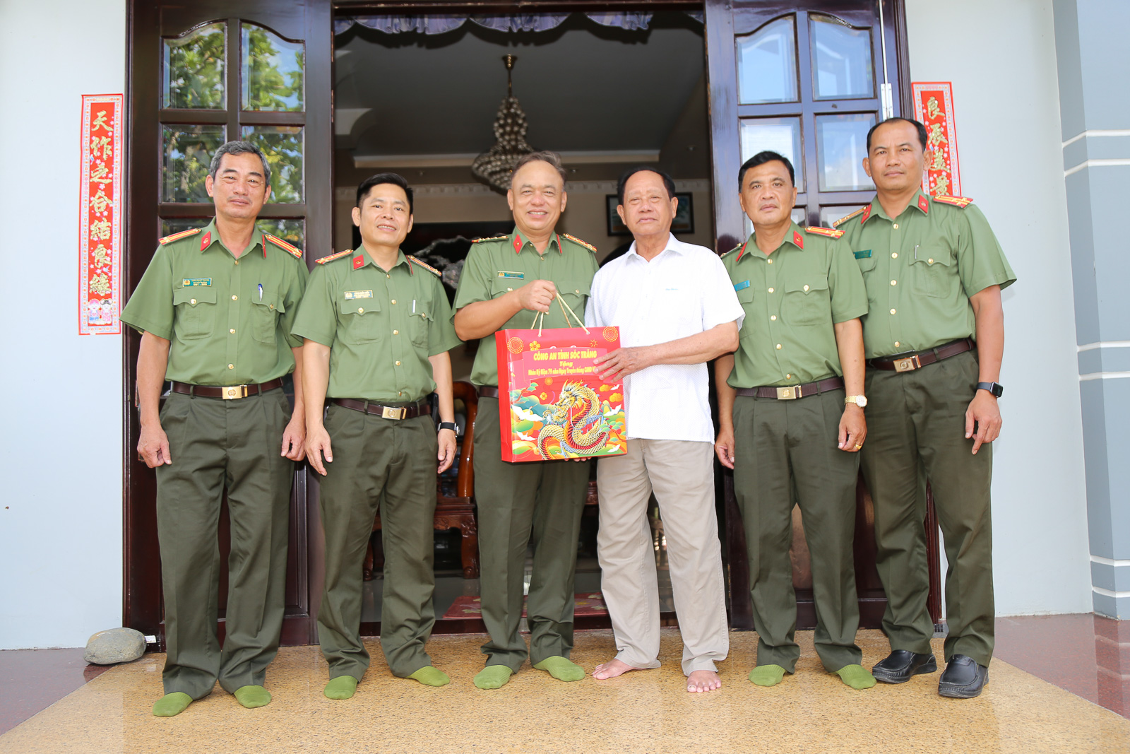 Giám đốc Công an tỉnh thăm, tặng quà các đồng chí nguyên Giám đốc Công an tỉnh